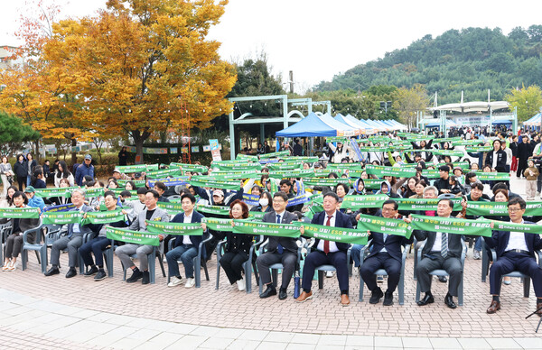 전남 교육가족들이 ‘우리가 바꾸는 내일! ESG로 행동한다!’가 적힌 현수막을 펼쳐 보이고 있다.(사진=전라남도교육청)