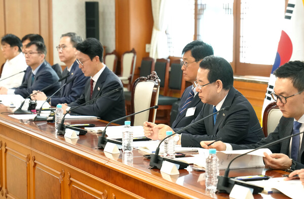 김영록 전라남도지사가 12일 오후 정부서울청사에서 김민석 국무총리(위원장)를 비롯한 관계 장관, 광주광역시장, 유가족 대표 등이 참석한 가운데 열린 ‘12·29여객기참사 피해자 지원·추모위원회 제1차 회의’에서 모두발언을 경청하고 있다.(사진=전라남도)