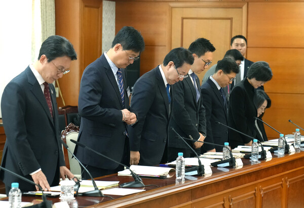 김영록 전라남도지사가 12일 오후 정부서울청사에서 열린 ‘12·29여객기참사 피해자 지원·추모위원회 제1차 회의’에서 피해자들에 대한 묵념을 하고 있다.(사진=전라남도)