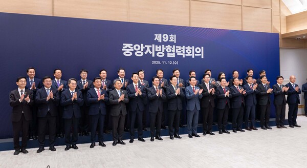 이재명 대통령이 12일 서울 용산 대통령실 청사에서 열린 중앙지방협력회의에서 참석자들과 함께 기념촬영을 하고 있다.(사진=대통령실)