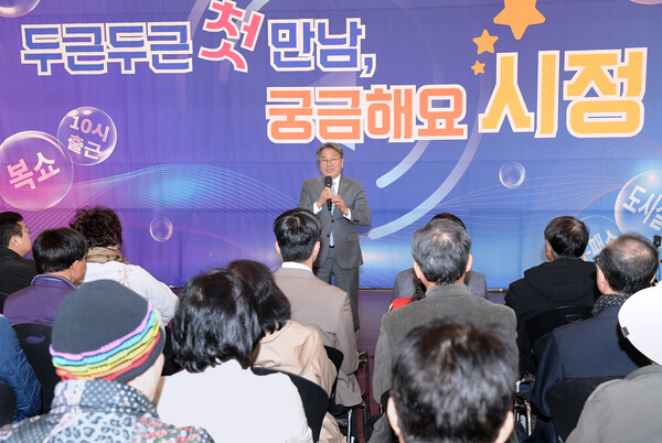 강기정 광주광역시장이 13일 시청 1층 시민홀에서 열린 ‘광주온(ON) 시민정책참여단 만남의 날’ 행사에 참석해 시민들과 시정 현안을 공유하고 있다. (사진=광주광역시)