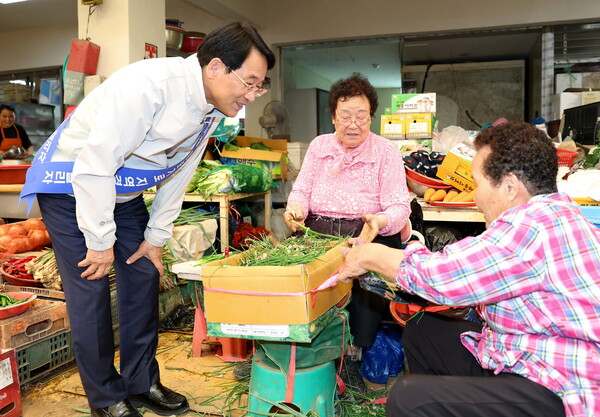 강진원 강진군수가 강진읍시장을 찾아 상인들과 얘기를 나누고 있다. (사진=강진군)