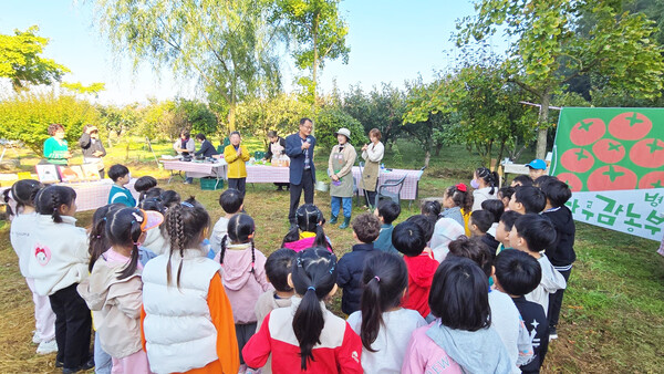 병영면 감농장 김진석 농부가 어린이들에게 단감에 대해 설명하고 있다. (사진=강진군)