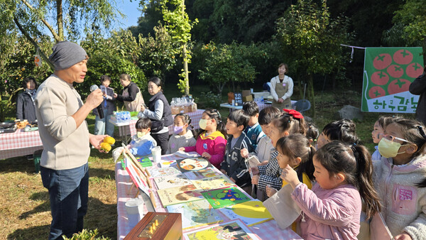병영마을관리사회적협동조합과 어린이들이 환영의 인사를 나누고 있다. (사진=강진군)