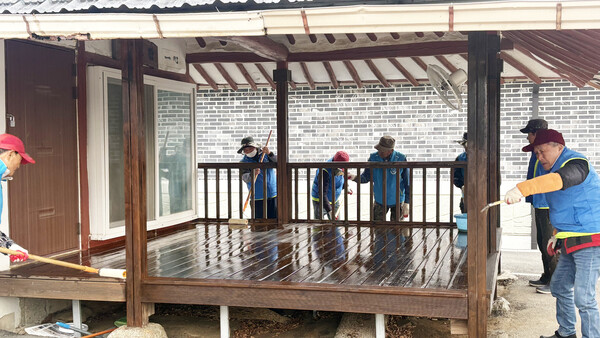 강진군 작천면 복지기동대원들이 우산각을 정비하고 있다. (사진=강진군)