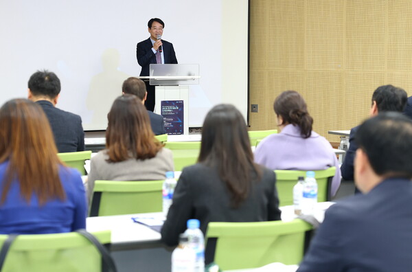 지난 14일 강진에서 열린 ‘2025 전국 자율상권 강진 컨퍼런스’에서 강진원 강진군수가 환영사를 하고 있다. (사진=강진군)