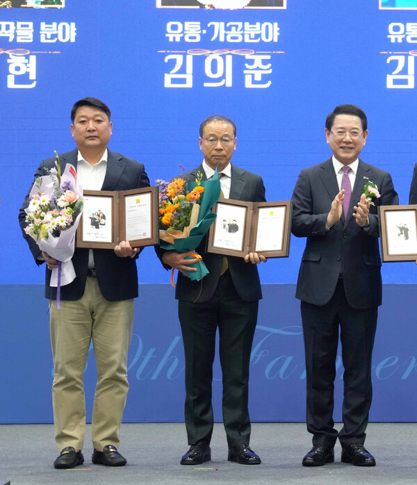 제30회 전남농업인의날 기념식에서  전남농업인대상(원예특용 분야)을 수상한 이현농가(왼쪽 첫 번째)가 수상패와 꽃다발을 들고 기념촬영을 하고 있다. (사진=강진군)