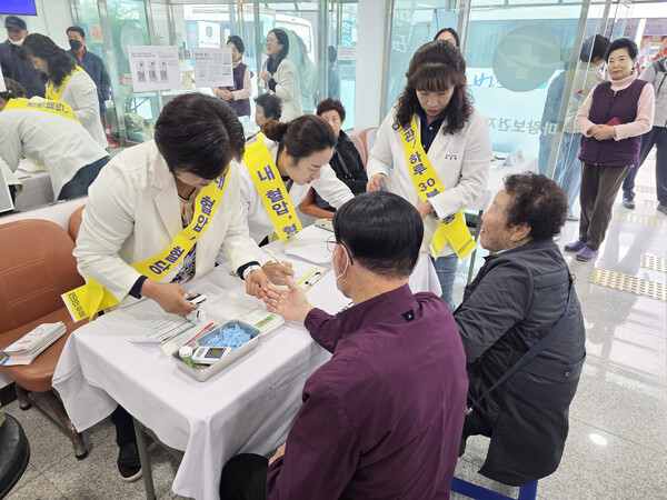 강진군보건소가 지난 13일 마량면에서 생생건강데이 행사를 가졌다. (사진=강진군)