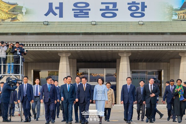 이재명 대통령이 17일 주요 20개국(G20) 정상회의 참석을 계기로 아프리카와 중동 등 4개국 순방을 위해 경기 성남 서울공항에 도착, 정청래 더불어민주당 대표와 대화하며 공군1호기로 이동하고 있다. (사진=대통령실)