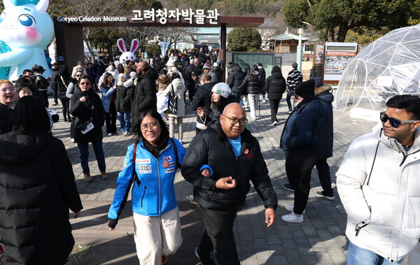 전남도, ‘생활인구 생생생 프로젝트’로 지방소멸위기 극복. 사진은 외국인 유학생들이 ‘강진청자축제’를 찾은 모습 (사진=전라남도)
