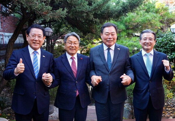 강기정 광주광역시장이 19일 서울 용산의 한 음식점에서 대통령실 주관 ‘군공항 이전 대통령실-지자체 4자 사전협의’에 참석, 광주 민간·군공항 통합이전 추진에 대한 공감대를 이루며 기념촬영을 하고 있다. (왼쪽부터) 김영록 전남지사, 강기정 광주시장, 김산 무안군수, 김용범 대통령실 정책실장 (사진=광주광역시)