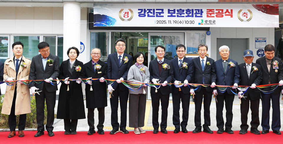 지난 19일 개최된 강진군 보훈회관 준공식에서 주요내빈들이 테이프 커팅을 하고 있다. (사진=강진군)