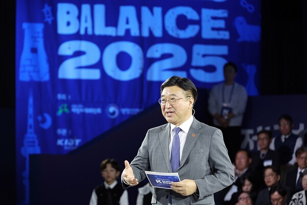 윤호중 행정안전부 장관이 지난 19일 울산전시컨벤션센터에서 열린 2025 대한민국 지방시대 엑스포 지방자치 및 균형발전의 날 기념식에 참석하여 지방자치 미래비전 발표를 하고 있다. (사진=행정안전부)