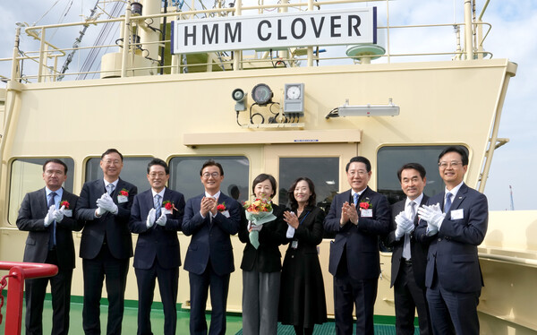 메탄올 이중연료추진 컨테이너 운반선인 HMM사의 ‘클로버(CLOVER)호’ 명명식 행사가 20일 영암 삼호읍 HD 현대삼호에서 열린 가운데 김영록 전남도지사, 전재수 해양수산부장관, 최원혁 HMM 대표이사, 김재을 HD현대삼호 사장 등 주요 내빈과 기념촬영을 하고 있다. (사진=전라남도)