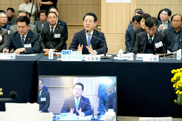 김영록 전라남도지사가 20일 해남군청 대회의실에서 열린 ‘해남군 정책비전 투어’ 행사에서 인사말을 하고 있다. (사진=전라남도)