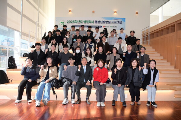 강기정 광주광역시장이 21일 시청 1층 시민홀에서 '행정현장 탐방 및 멘토링 프로그램'에 참여한 전남대학교 행정학과 학생 40명과 만나 '행정현장에서 배우는 공직자의 역할과 현장소통의 중요성'을 주제로 소통한 후 기념촬영을 하고 있다. (사진=광주광역시)