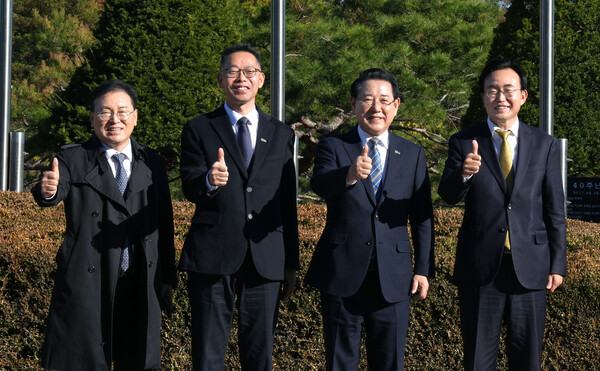 김영록 전라남도지사가 21일 대전 한국연구재단에서 열린 ‘인공태양(핵융합) 연구시설 부지 공모 발표 평가에서 직접 발표자로 나서 강력한 유치 의지와 자신감을 피력한 후 전남도, 나주시 등 관계자와 기념촬영을 하고 있다. (왼쪽부터) 정현구 전남도 에너지산업국장, 윤진호 전남도 기획조정실장, 김영록 전남도지사, 윤병태 나주시장 (사진=전라남도)