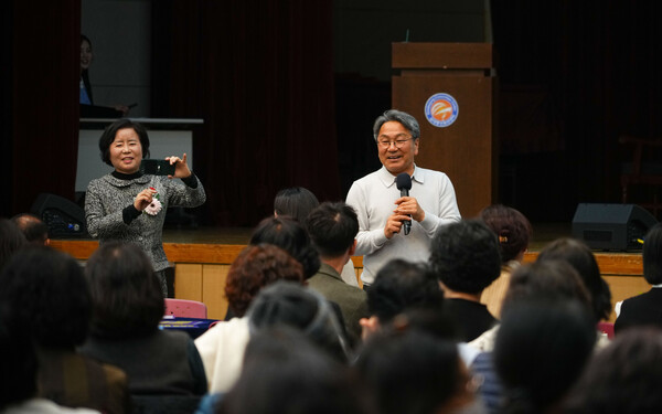 강기정 광주광역시장이 지난 22일 서구 김대중컨벤션센터에서 열린 '2025년 아이돌보미 소통의 날' 행사에 참석해 특강을 하고 있다. (사진=광주광역시)