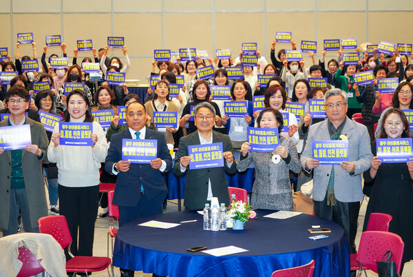 강기정 광주광역시장이 지난 22일 서구 김대중컨벤션센터에서 열린 '2025년 아이돌보미 소통의 날' 행사에 참석해 아이돌봄사 들 및 참석자들과 기념촬영을 하고 있다. (사진=광주광역시)