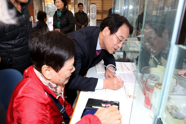 강진원 강진군수가 군민행복지원금 신청 창구에서 주민에게 안내하고 있다. (사진=강진군)