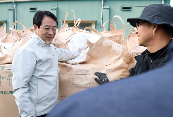 강진원 강진군수가 지난 11일 수매현장을 방문해 격려하고 있다. (사진=강진군)