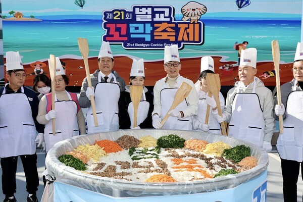 ‘제21회 벌교꼬막축제’에서 꼬막 주먹밥 1,000인분 만들기를 하고 있다. (사진=보성군)