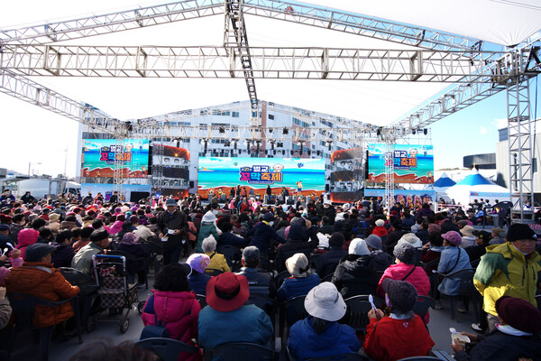  ‘제21회 벌교꼬막축제’에 많은 관광객 찾아와 무대를 관람하고 있다. (사진=보성군)