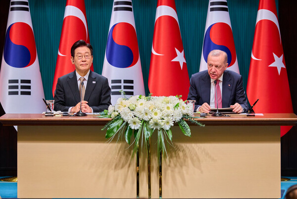 이재명 대통령과 레제프 타이이프 에르도안 튀르키예 대통령이 24일(현지시간) 튀르키예 앙카라 대통령궁에서 공동언론발표를 하고 있다.(사진=대통령실)
